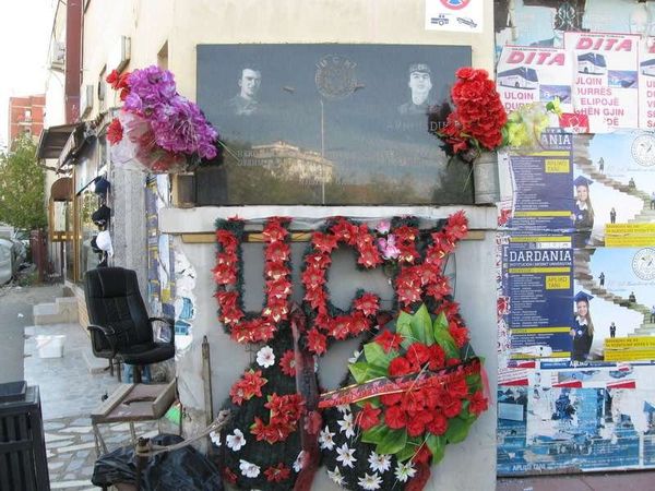 コソボ「2013年 コソボ共和国　超親米イスラム国コソボからセルビア勢力地域へ入境しました。」の写真：コソボ解放軍（UÇK）の慰霊碑がいたると...