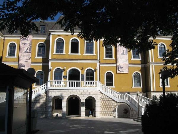 コソボ「2013年 コソボ共和国　超親米イスラム国コソボからセルビア勢力地域へ入境しました。」の写真：2階がコソボ紛争のコーナーの博物館
NA...