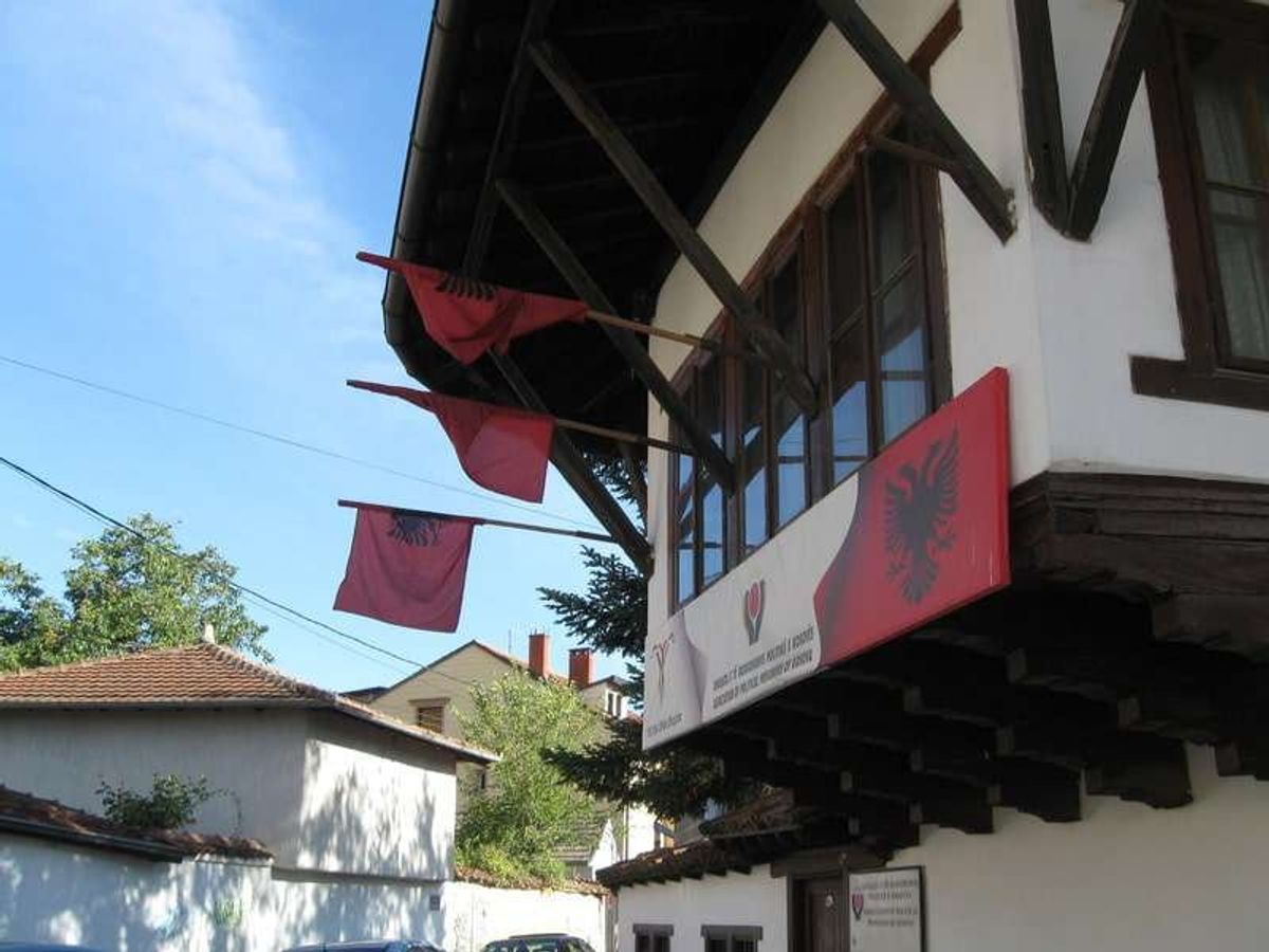 旧市街へむかう角にあったレストラン。アルバニア人の誇りを訴えているようです。