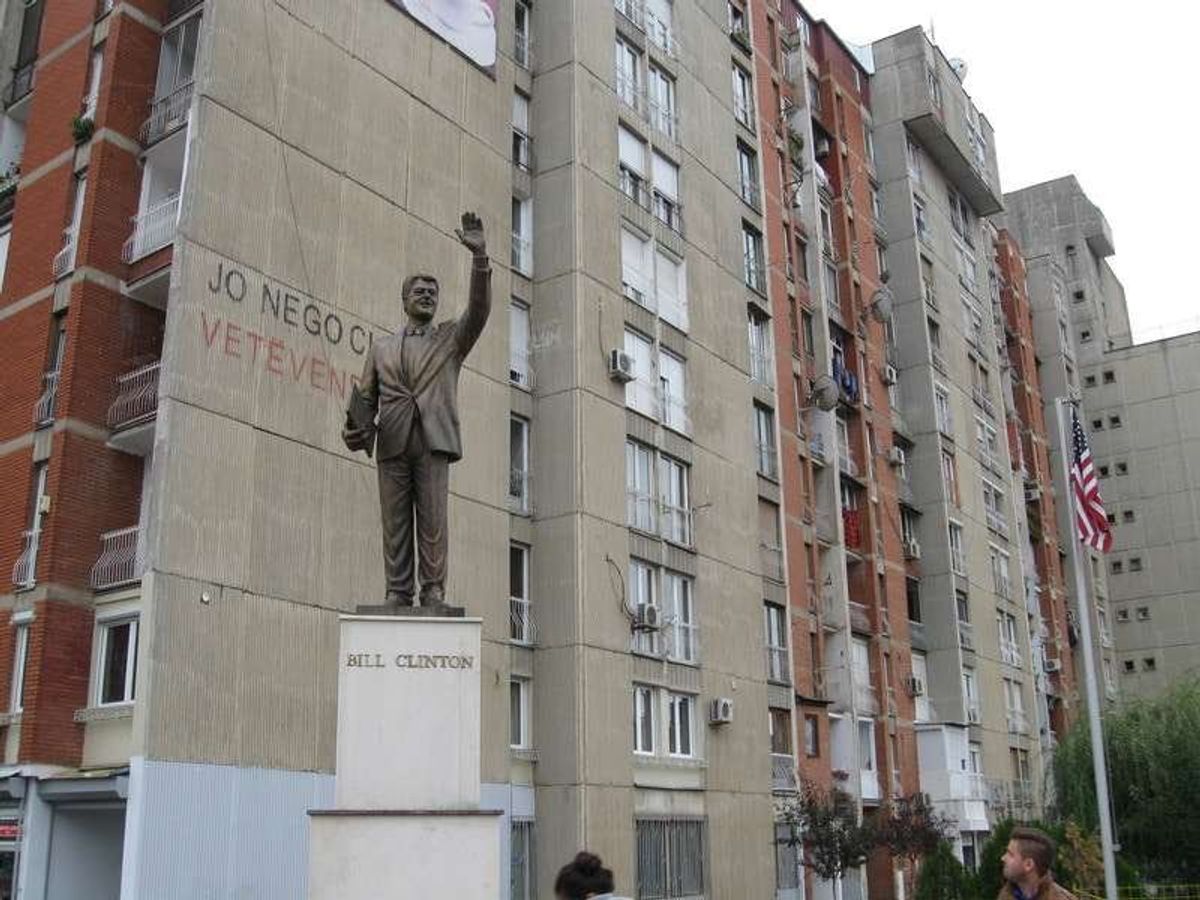 ビル・クリントン通りにクリントンの銅像があります。