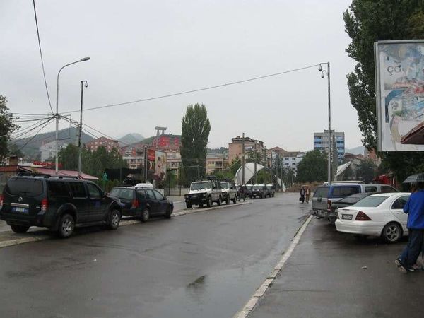 コソボ「2013年 コソボ共和国　超親米イスラム国コソボからセルビア勢力地域へ入境しました。」の写真：コソボ北部の町ミトロビッツァには川を挟ん...