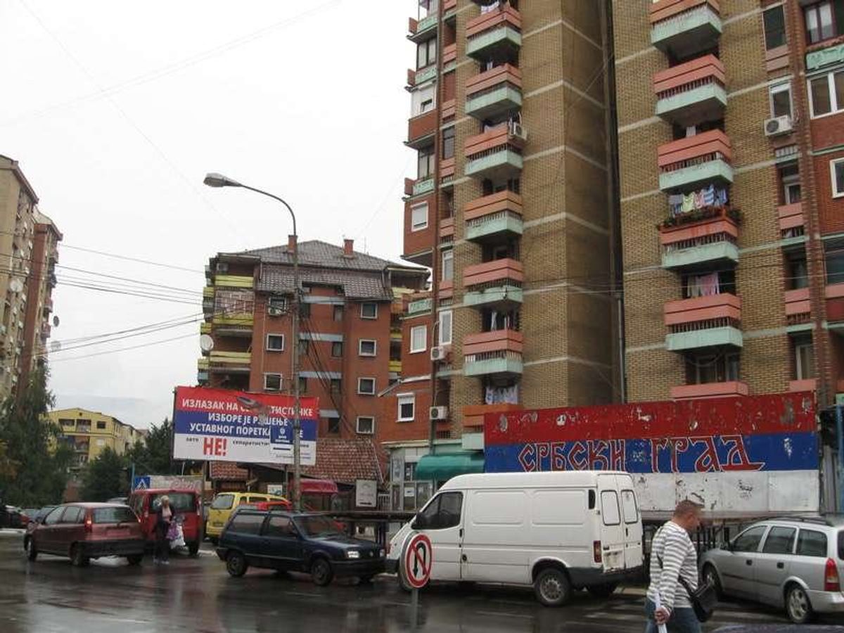 北部はセルビア人地域です。
文字はキリル文字、言葉はセルビア語、旗はセルビ...