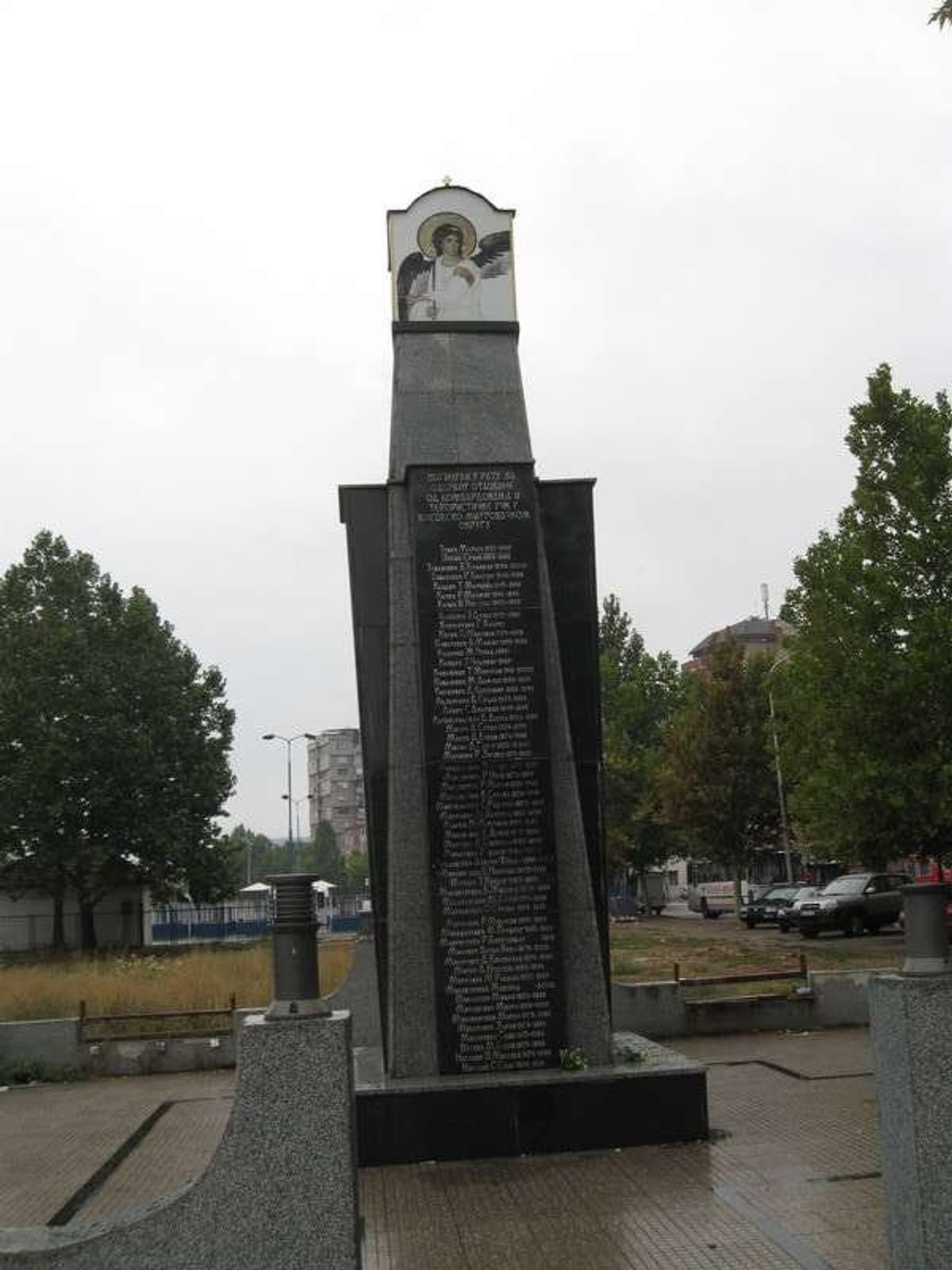 ミトロビッツァ北部セルビア人地域の戦没者慰霊碑。
セルビア人側の戦死者達で...