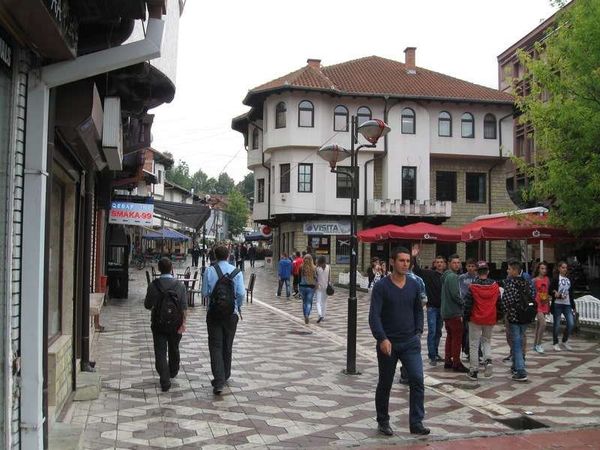 コソボ「2013年 コソボ共和国　超親米イスラム国コソボからセルビア勢力地域へ入境しました。」の写真：ミトロヴィツア、コソボ共和国側。