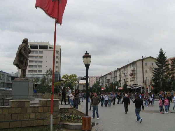 コソボ「2013年 コソボ共和国　超親米イスラム国コソボからセルビア勢力地域へ入境しました。」の写真：スケンデライ市中心部。ここがコソボ紛争の...