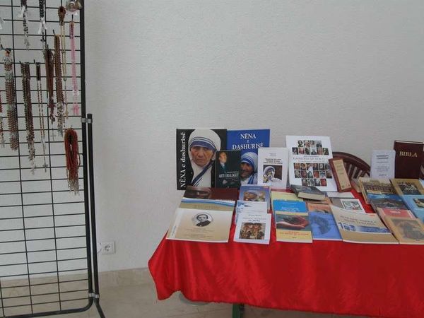 コソボ「2013年 コソボ共和国　超親米イスラム国コソボからセルビア勢力地域へ入境しました。」の写真：首都プリシュティナでマザーテレサ発見