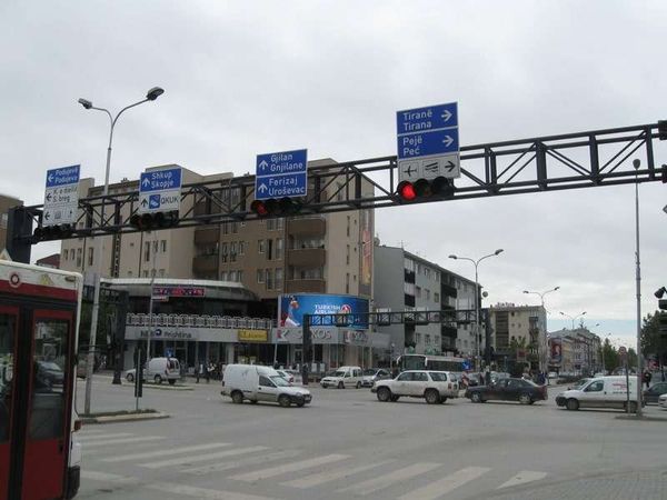 コソボ「2013年 コソボ共和国　超親米イスラム国コソボからセルビア勢力地域へ入境しました。」の写真：プリシュティナ市内