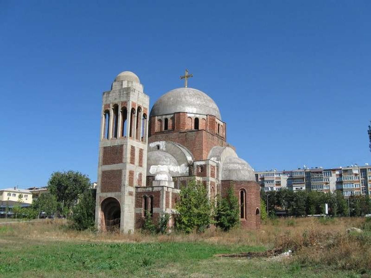 プリシュティナ大学内、Serbian Orthodox Church