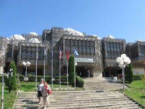 プリシュティナ大学内国立公共図書館。アメリカコーナーもあります。