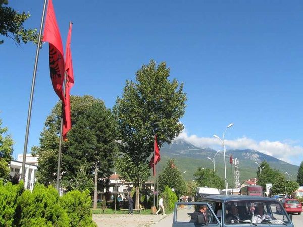 コソボ「2013年 コソボ共和国　超親米イスラム国コソボからセルビア勢力地域へ入境しました。」の写真：ペヤから南へバスで約1時間、デチャニ。き...