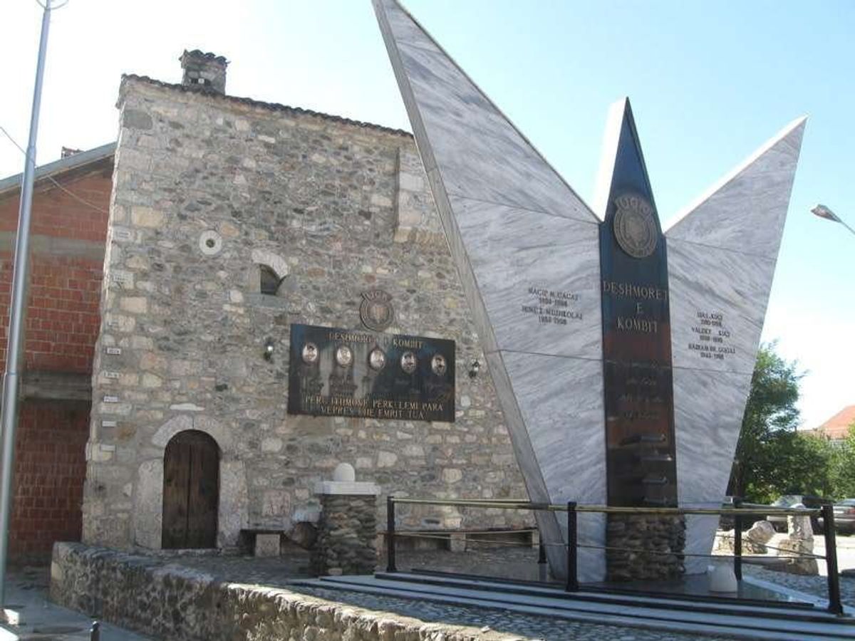 デチャニのコソボ解放軍慰霊碑。

