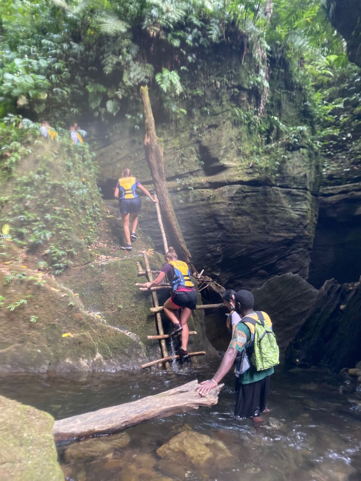 ミレミアムケーブトレッキング

バヌアツエアーのスーツケース紛失のためトレ...