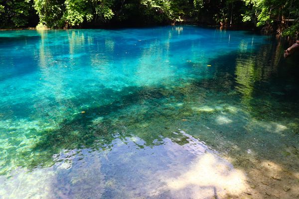 バヌアツ・ブルーホール「バヌアツ旅行」の写真：サント島のリリブルーホール。カヌーで進ん...
