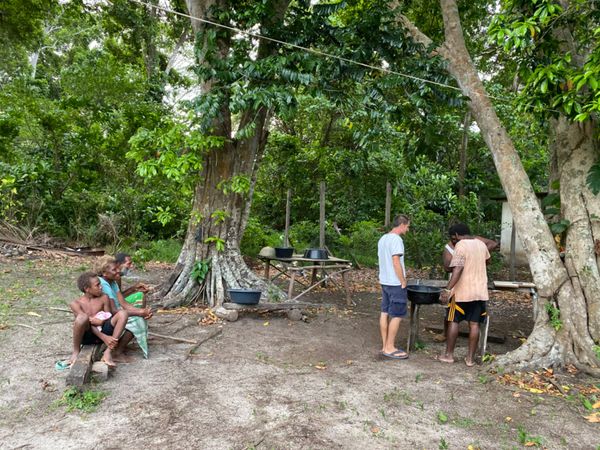 バヌアツ・タンナ島「バヌアツ大自然の旅」の写真：カヴァ作りを見学してるアジア人が珍しかっ...
