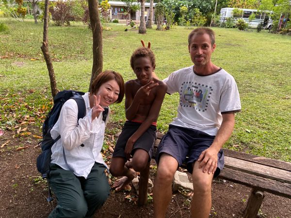 バヌアツ・タンナ島「バヌアツ大自然の旅」の写真：「ほら！僕たくましいからコレこんなに回せ...