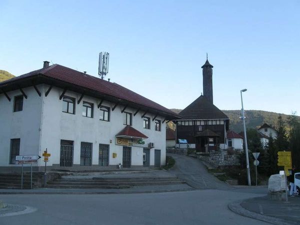 モンテネグロ・コトル「2013年 モンテネグロ　アドリア海と美しい町並みを味わう」の写真：左が中央郵便局、右がČaršijskaモ...