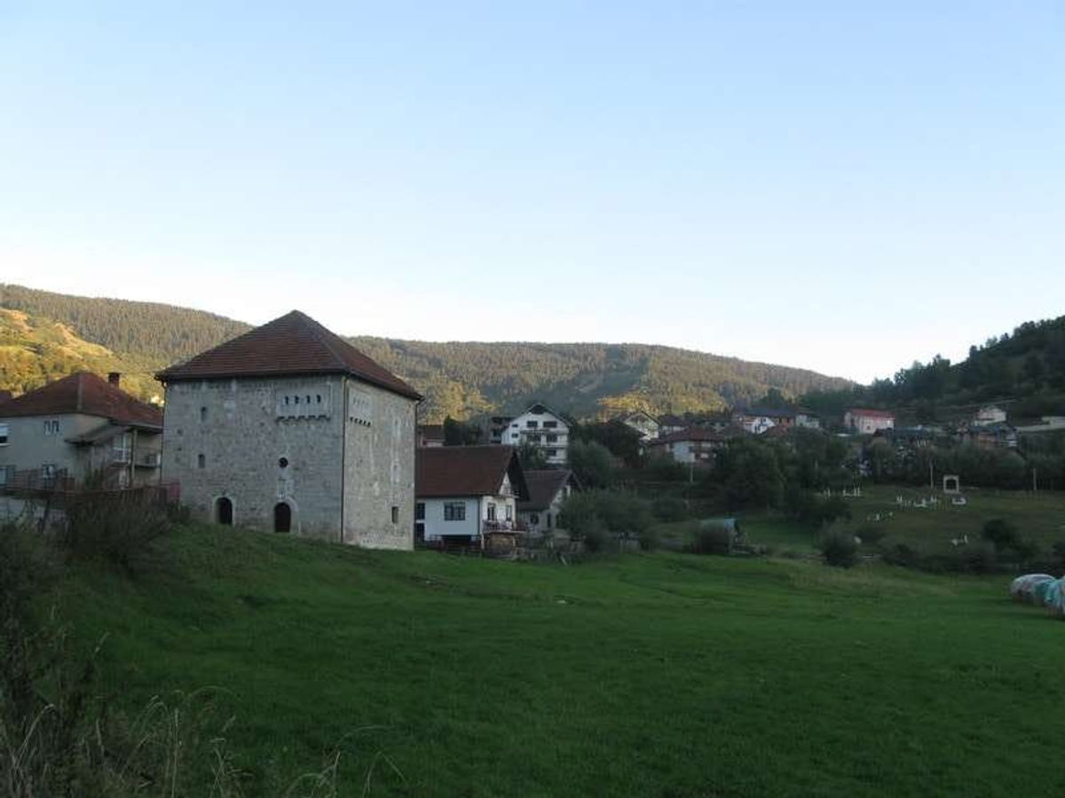 左が中央郵便局、右がČaršijskaモスク。
住人はアルバニア人のようです。