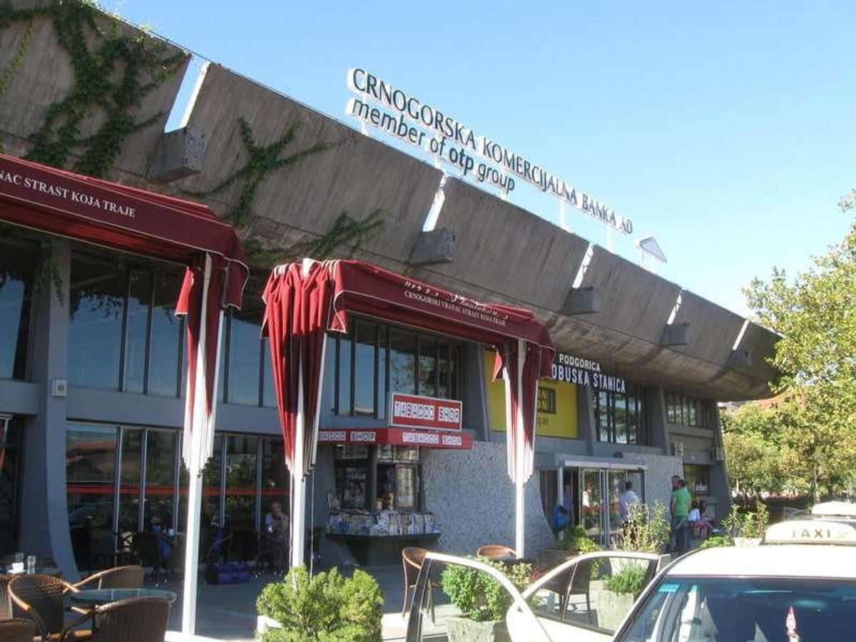 プラヴ早朝発のバスで首都ポトゴリツァに到着。
メインバスステーション。