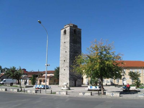 モンテネグロ・コトル「2013年 モンテネグロ　アドリア海と美しい町並みを味わう」の写真：事実上の首都ポトゴリツァ。
この塔の下の...