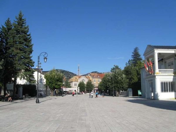 モンテネグロ・コトル「2013年 モンテネグロ　アドリア海と美しい町並みを味わう」の写真：ツェティニェの広場。
観光客も少なく、ゆ...