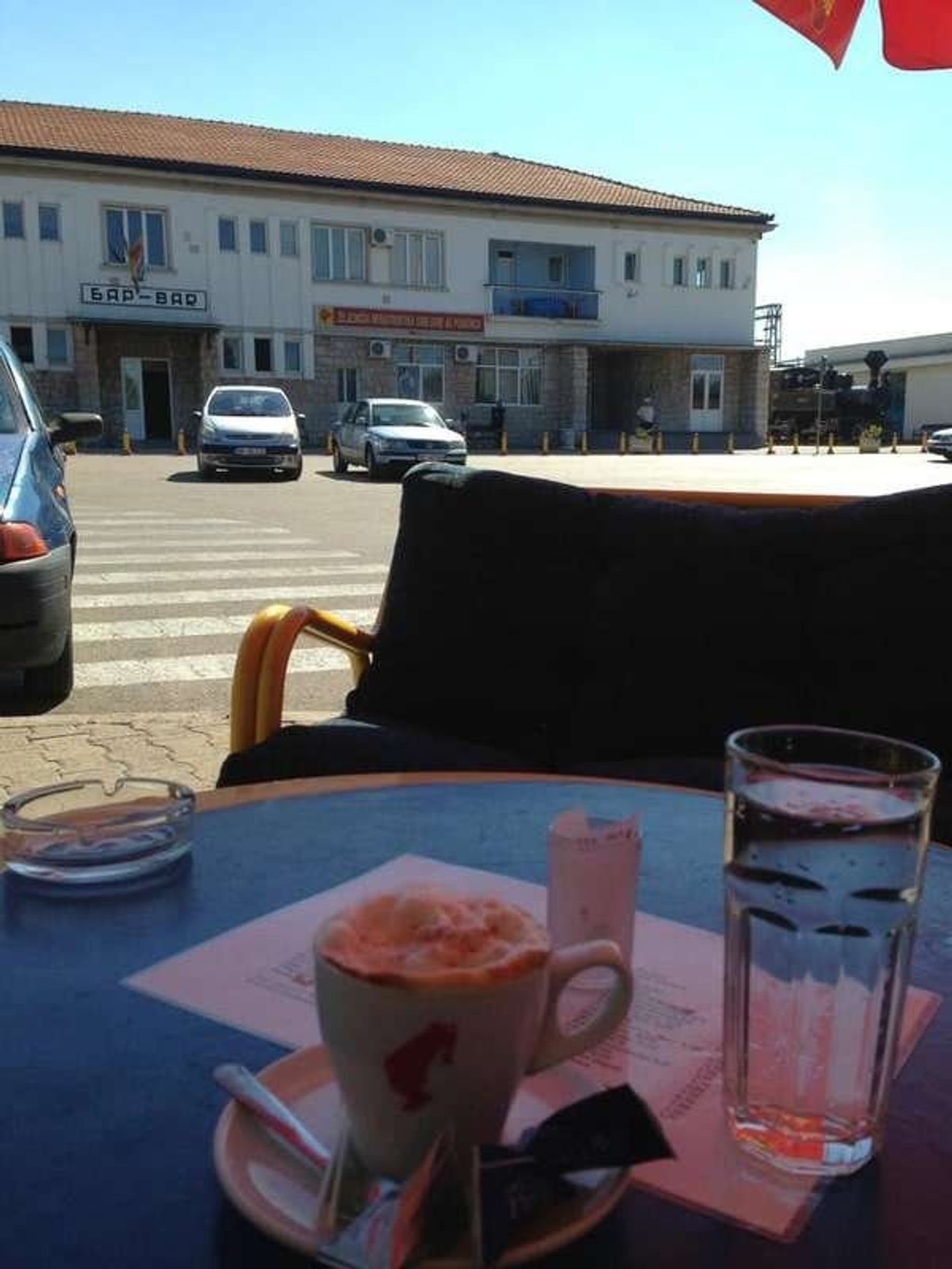バール駅前でカプチーノ
