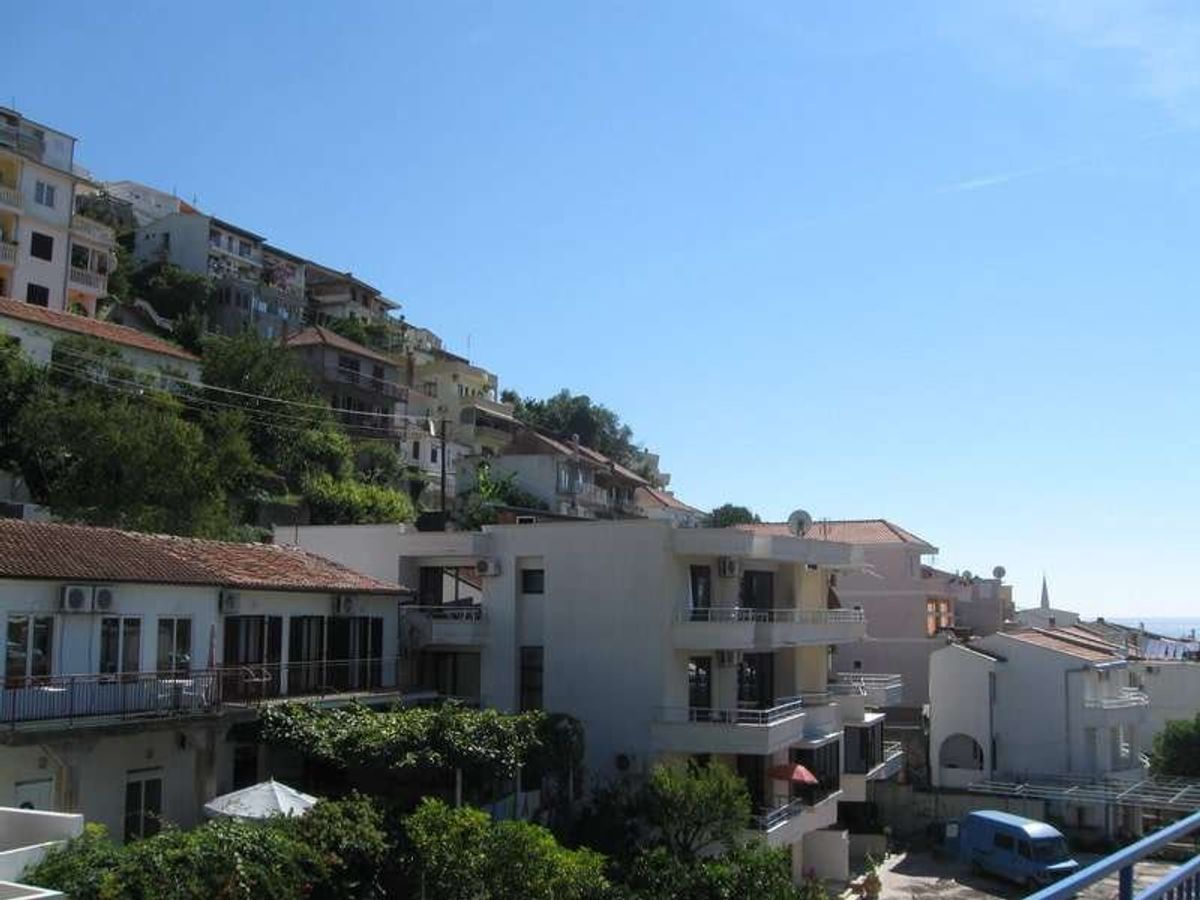 バールからウルツィニまでは乗り合いタクシーで移動しました。
アルバニア移動...