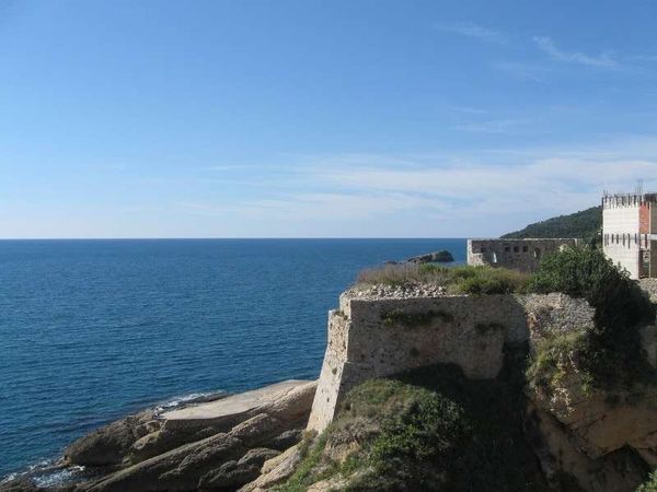 モンテネグロ・コトル「2013年 モンテネグロ　アドリア海と美しい町並みを味わう」の写真：ウルツィニの城壁とアドリア海