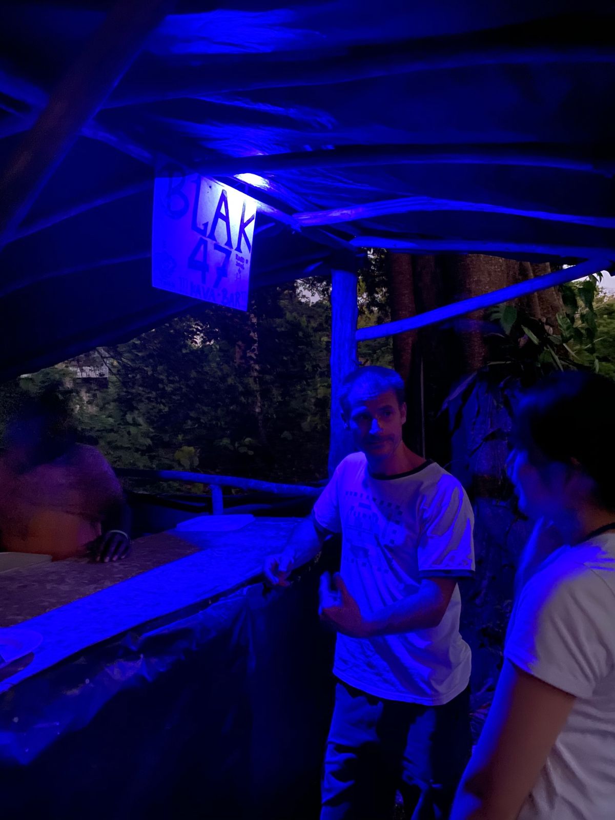 ついにカヴァが出来上がる頃には夜！

ぐいぐいと飲ませたがるISTVAN
...