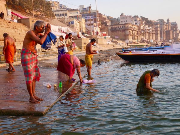 インド・デリー「インド」の写真：バラナシにて沐浴