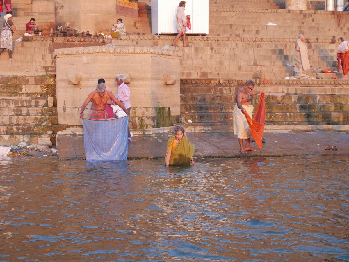 バラナシにて沐浴