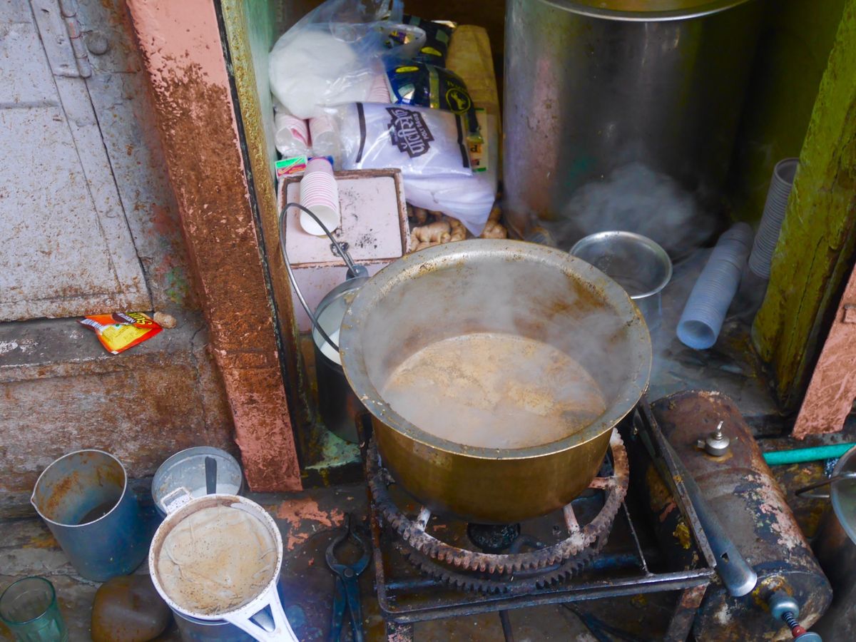 路上カレー
食器洗い場
ジャイサルメールでのお酒
路上チャイ