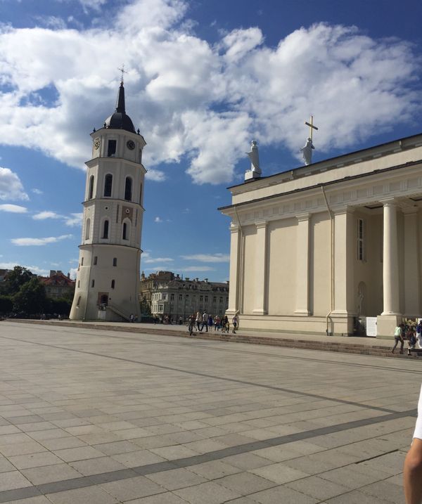 リトアニア・カウナス「短期留学②」の写真：1枚目からヴィリニュスのカテドラル広場、...