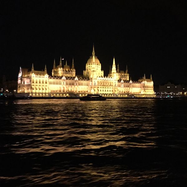 ハンガリー・ブダペスト「中欧旅行①」の写真：1枚目: ドナウ川ナイトクルーズにて。ラ...