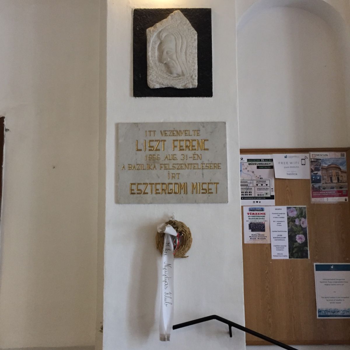 1枚目: ドナウ川ナイトクルーズにて。ライトアップされた国会議事堂です。
...