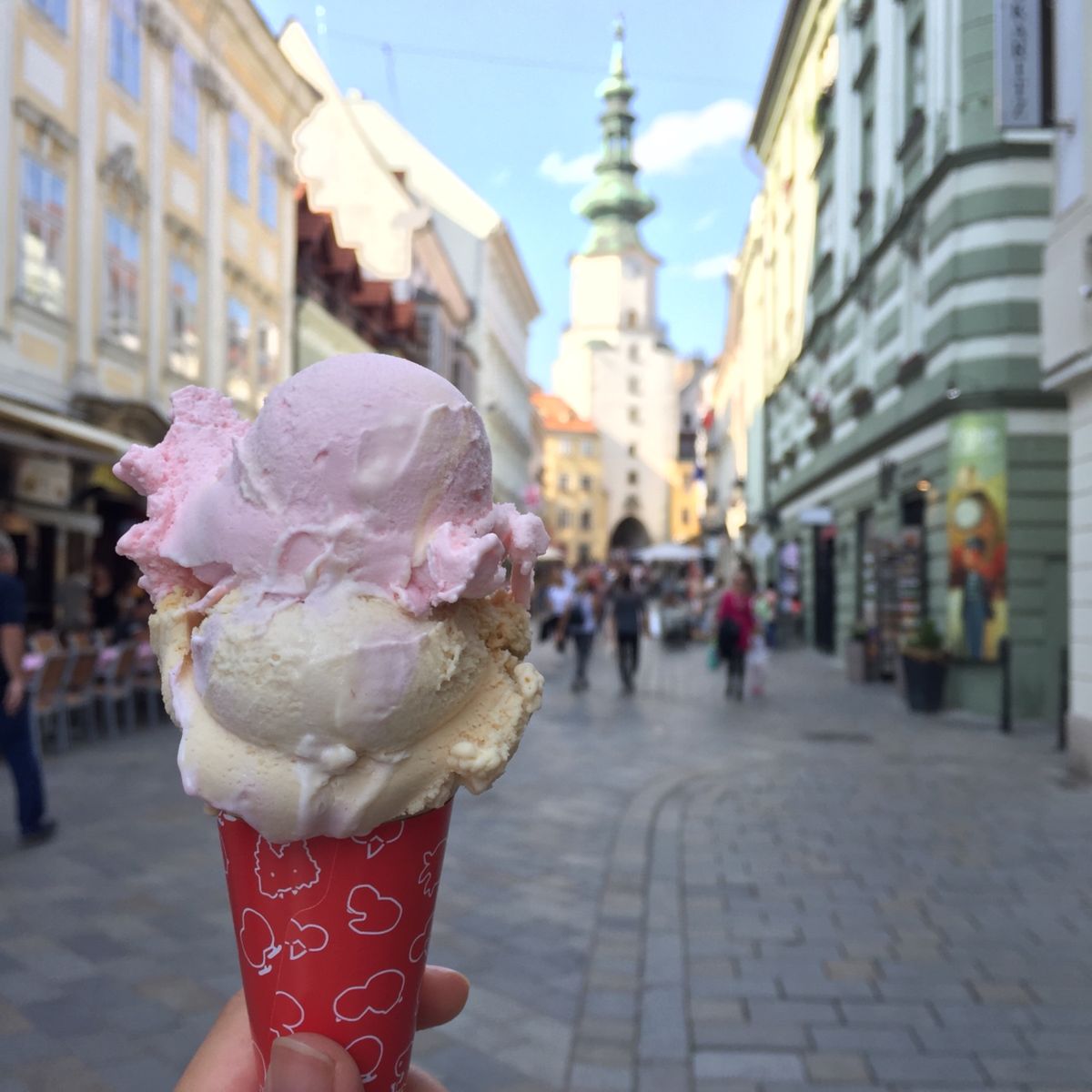 ブラチスラヴァの旧市街とお茶目な銅像。