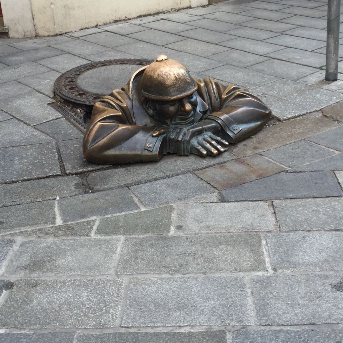 ブラチスラヴァの旧市街とお茶目な銅像。