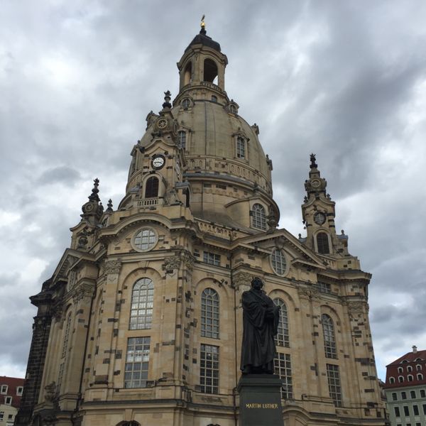 ドイツ・ドレスデン「中欧旅行①」の写真：フラウエン教会とマルティン・ルター。