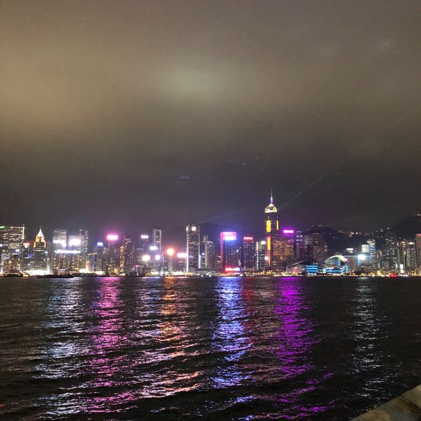 香港・九龍半島「香港旅行」の写真：ビクトリアハーバーの夜景、夜8時からライ...