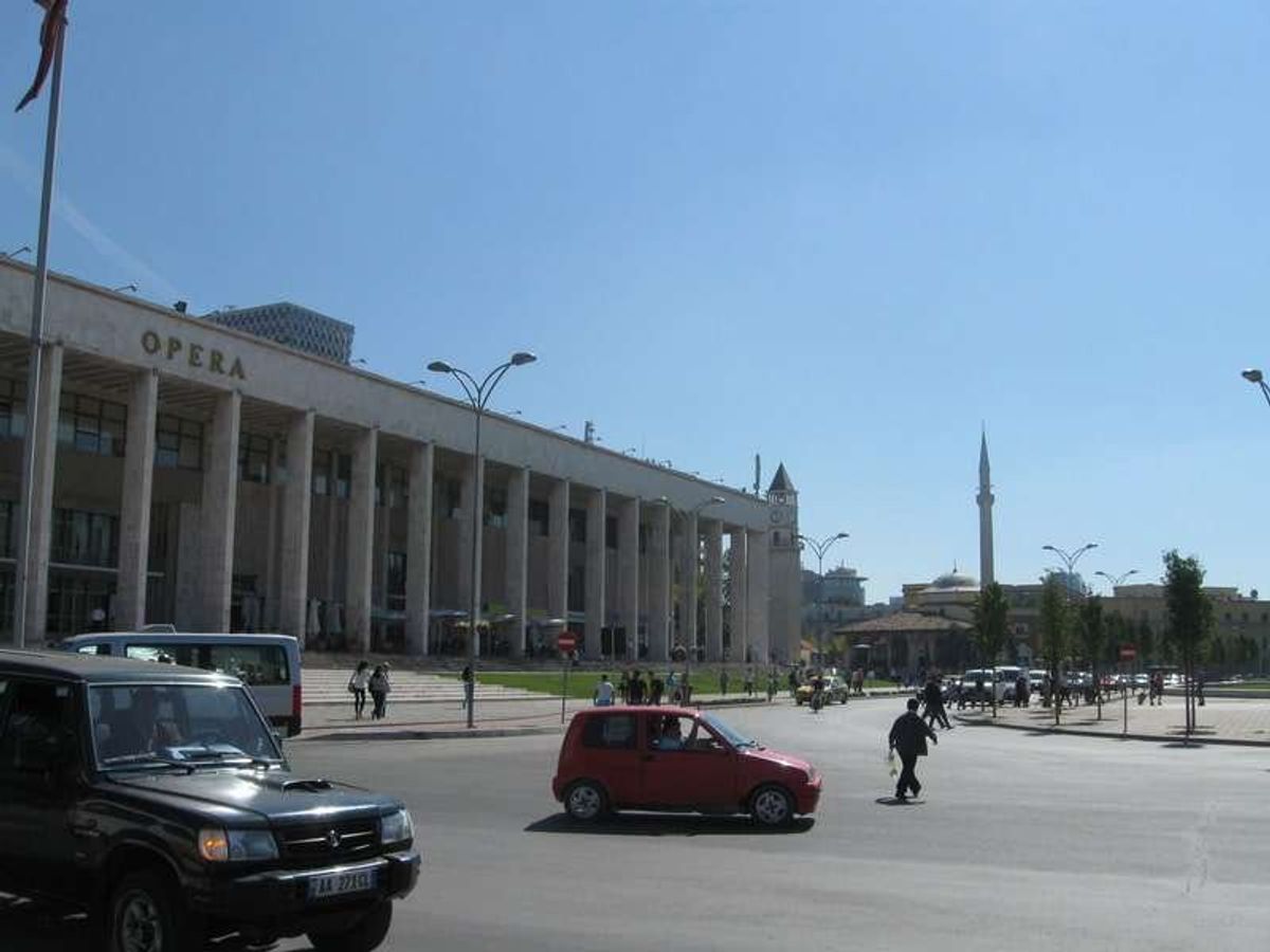 モンテネグロからは、アルバニア北部の町シュコダルで乗継ぎ、首都ティラナの中...