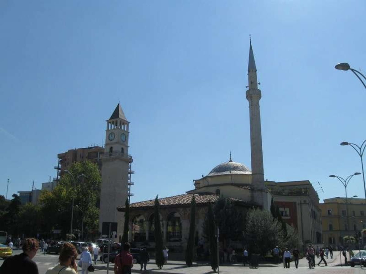 モンテネグロからは、アルバニア北部の町シュコダルで乗継ぎ、首都ティラナの中...