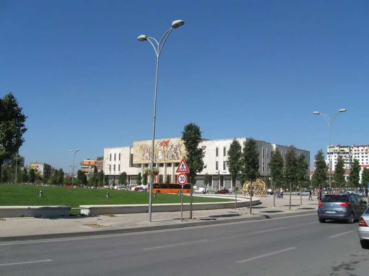 モンテネグロからは、アルバニア北部の町シュコダルで乗継ぎ、首都ティラナの中...