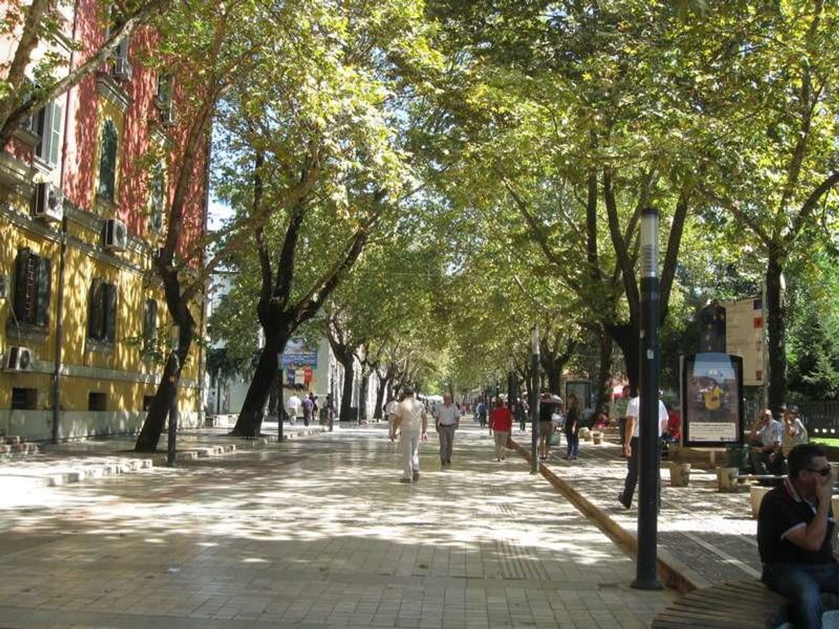 モンテネグロからは、アルバニア北部の町シュコダルで乗継ぎ、首都ティラナの中...