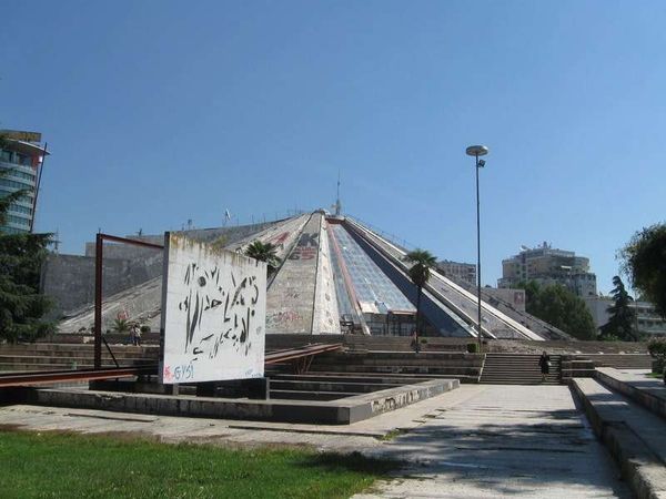 アルバニア・ティラナ「2013年 アルバニア　中国顔負け？　コピー天国　首都ティラナ散策」の写真：過去の独裁者ホッジャを称える記念碑（ピラ...