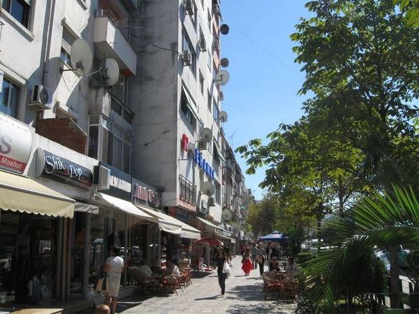 アルバニア・ティラナ「2013年 アルバニア　中国顔負け？　コピー天国　首都ティラナ散策」の写真