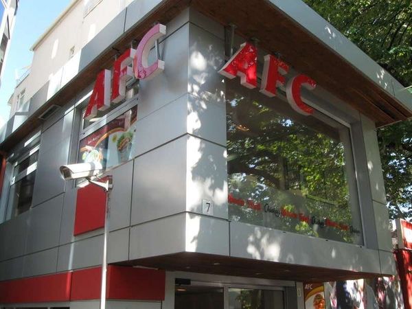 アルバニア・ティラナ「2013年 アルバニア　中国顔負け？　コピー天国　首都ティラナ散策」の写真：アルバニア・フライド・チキン
イーグルモ...