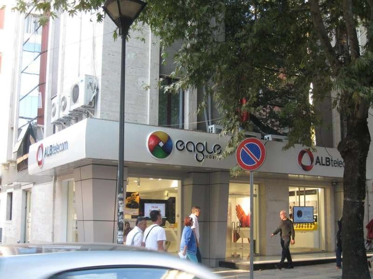 アルバニア・フライド・チキン
イーグルモバイル
マクドナルド？

