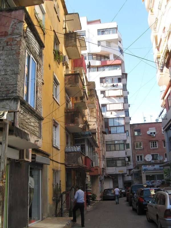 アルバニア・ティラナ「2013年 アルバニア　中国顔負け？　コピー天国　首都ティラナ散策」の写真