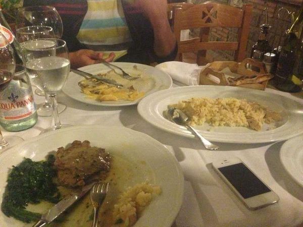 アルバニア・ティラナ「2013年 アルバニア　中国顔負け？　コピー天国　首都ティラナ散策」の写真：旅で知り合ったアメリカ人学生とそのクラス...