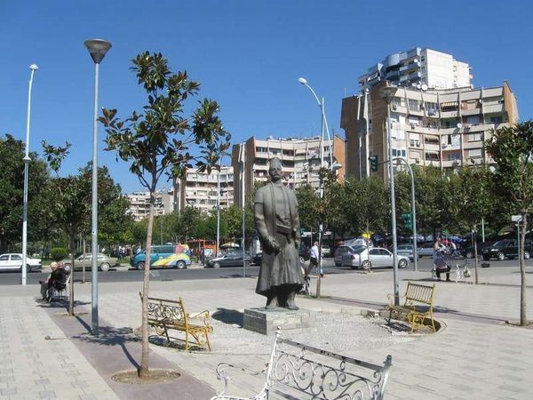 アルバニア・ティラナ「2013年 アルバニア　中国顔負け？　コピー天国　首都ティラナ散策」の写真