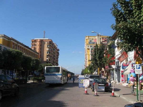 アルバニア・ティラナ「2013年 アルバニア　中国顔負け？　コピー天国　首都ティラナ散策」の写真：アルバニアにはバスターミナルがありません...